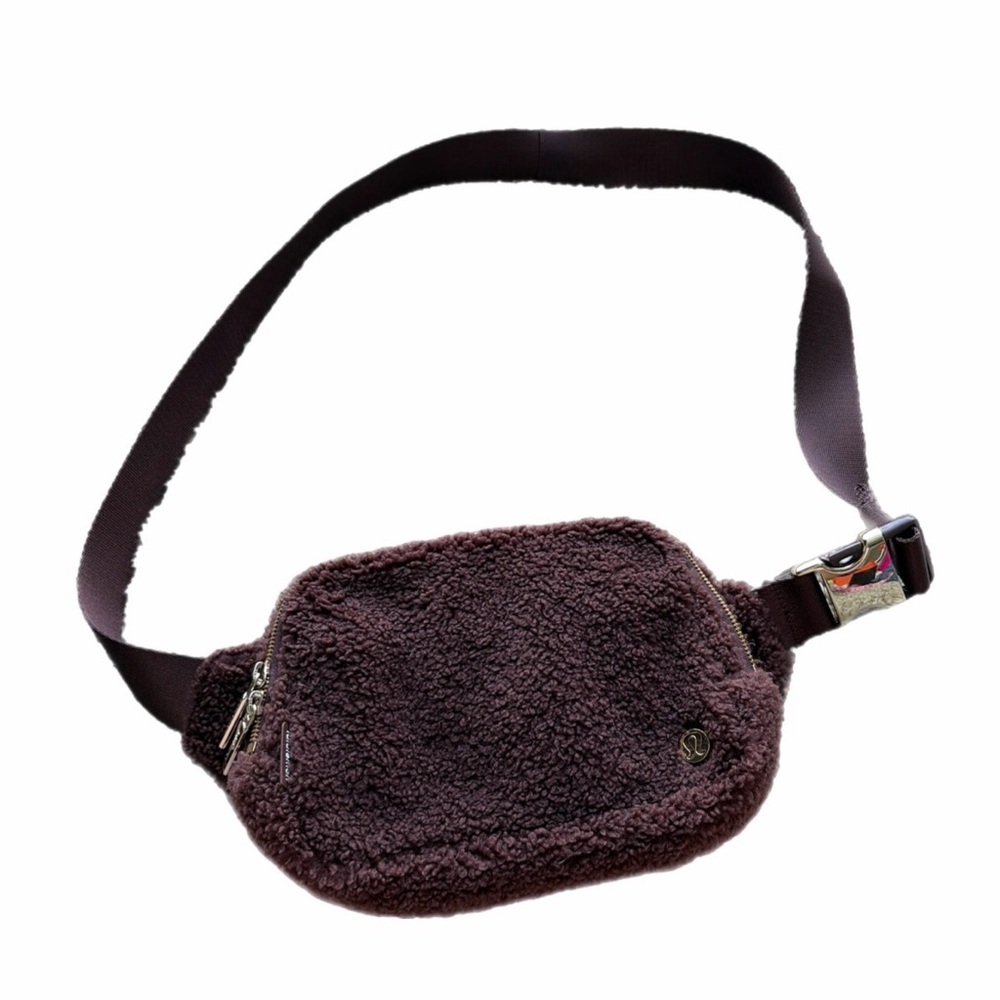 Brown Lululemon everywhere belt bag 🤎🧸